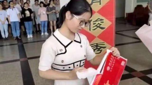 最红|今年最红的北大考古女生：她的泪里，藏着2.9亿农民工的痛