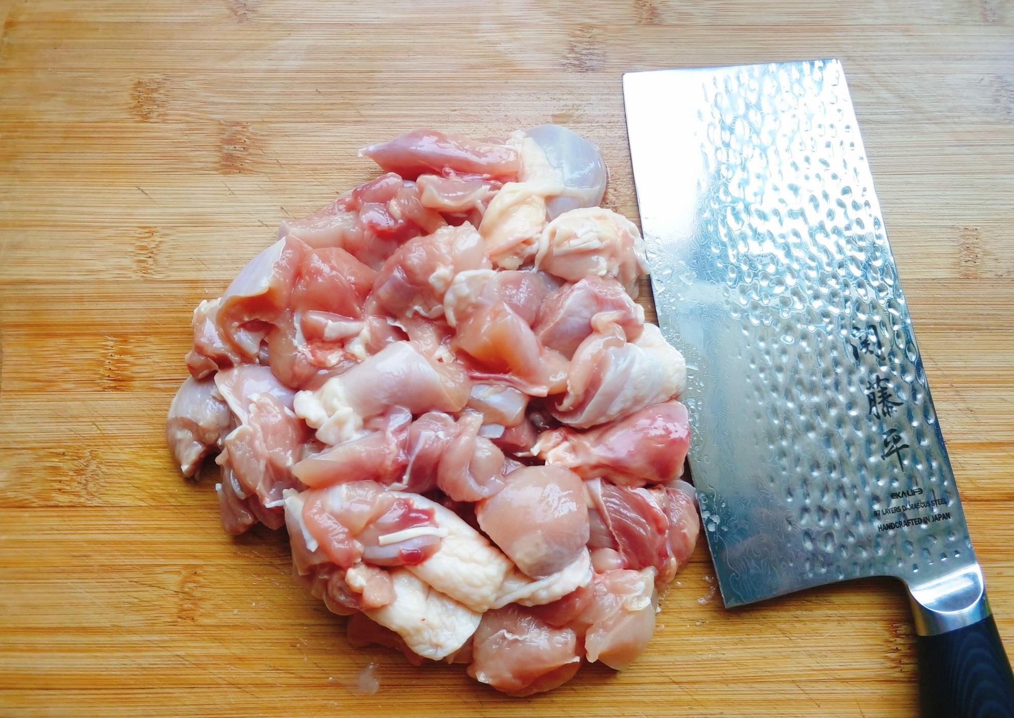 美味|鸡腿肉新吃法,外焦里嫩香辣过瘾,比烧烤还美味,配上啤酒真爽!