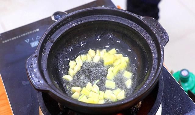  饭店|炖鸡时，有人焯水、有人直接炖？教你饭店的1招，鸡肉更香更有味