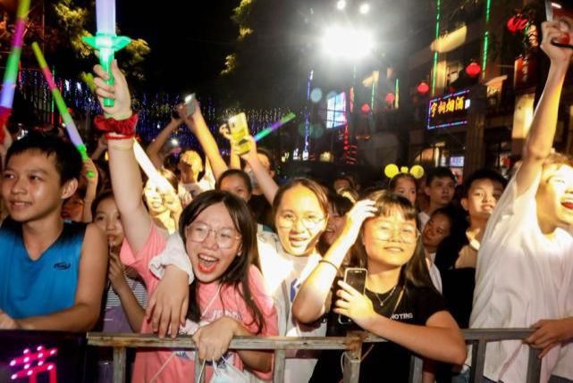 现场|屯昌打造品牌IP活动 美食音乐节暨荧光夜跑活动受追捧