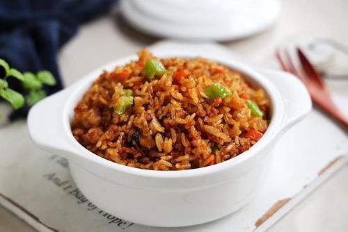 学会|伏天别炒菜了,学会这个懒人焖饭,有菜有肉有饭,太适合懒人了!