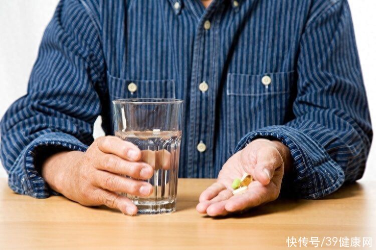 吃了九年降压药最后得了尿毒症(45岁男子吃降压药7年，吃出尿毒症？他犯的2个致命错误，引以为戒)