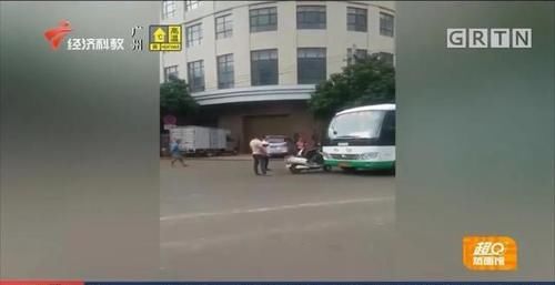  警方|徐闻男子街头“碰瓷”后续，只为讹一顿饭钱？警方急寻被骗车主！