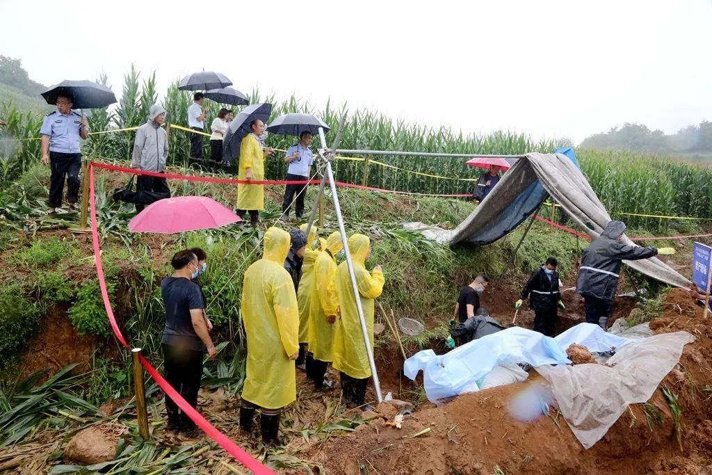  姬某|不正当关系被发现，妻子与情夫杀死丈夫，逃亡30年后年近古稀被捕，被害者被埋在山坳至今