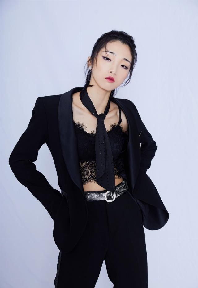  离场|火箭少女护送Yamy离场，围大圈保护她，网友调侃：好装！大可不必