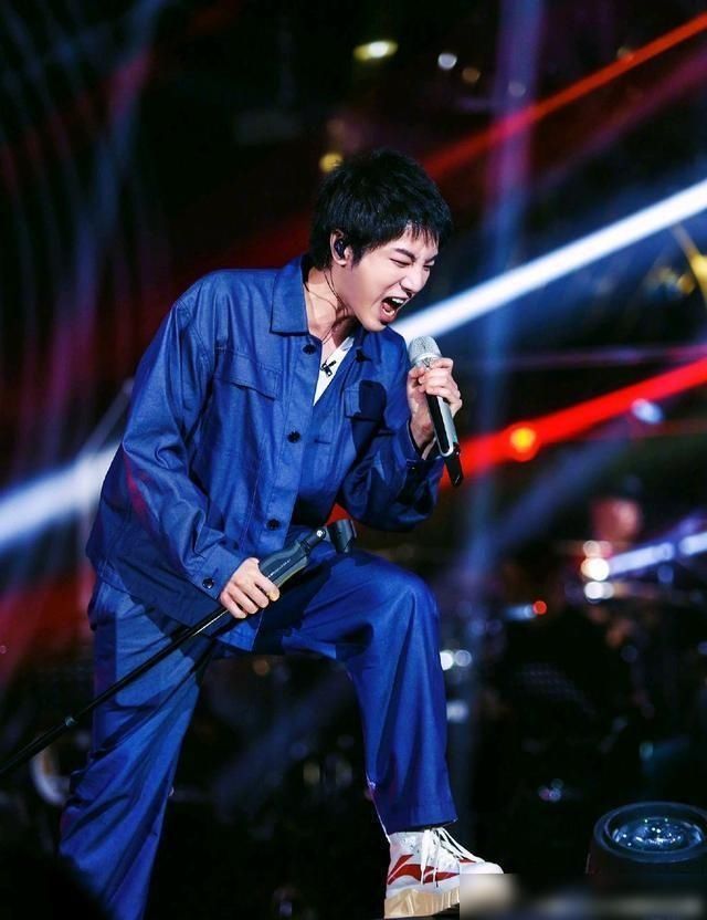  华晨|当《歌手》华晨宇打开声音时，周深的表情丰富，观众流下了眼泪
