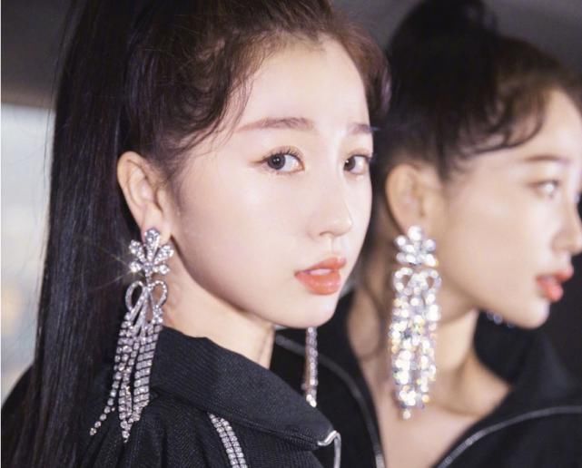  自信|虞书欣红发走秀太飒，神采飞扬特自信，用气场在线撩！