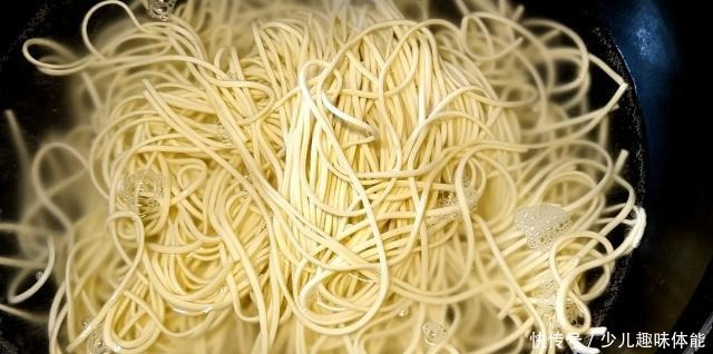 简单|老妈教的美味家常干拌面，做法简单，一看就会，看着就很有食欲