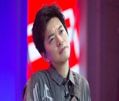  羡慕|音乐诗人李健，对全世界高冷只对一人卖萌，让大家好生羡慕！