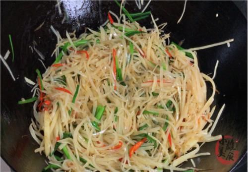  不粘锅|炒土豆丝时，先用水冲就错了！教你饭店大厨的诀窍，脆嫩不粘锅