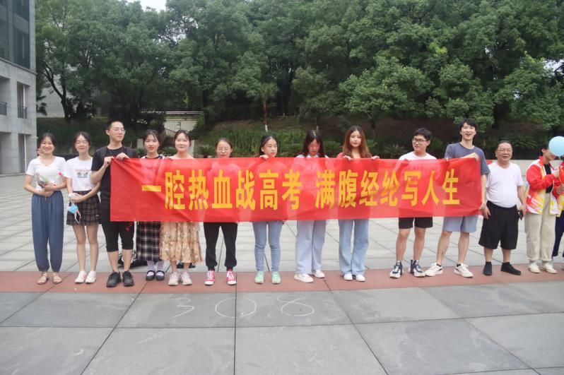  送考|乘风破浪高考日 盘点常德市二中爱心送考的那些美好画面！