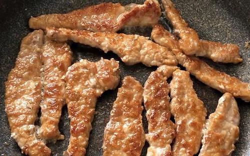 不柴|猪肉别老做红烧肉,教你一招猪瘦肉嫩香不柴,孩子能多吃一碗饭