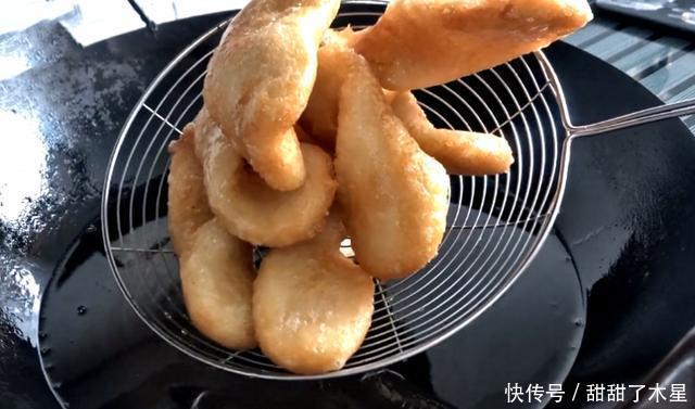  好吃|夏天，遇到此面食要多吃，上锅一炸，外酥里糯，比油条还好吃