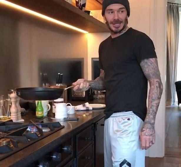 不吃|贝克汉姆亲自下厨,维多利亚破了十多年不吃主食规矩,吃了块披萨