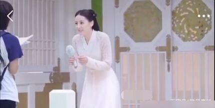  尾巴|枕边书花絮：热巴在线扭屁股，拉出假尾巴叫“跟拔腿毛一样疼”