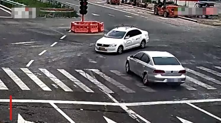  红绿灯|女司机开车闯红灯被撞甩尾，又再次撞上教练车，轮胎都磨得冒烟了