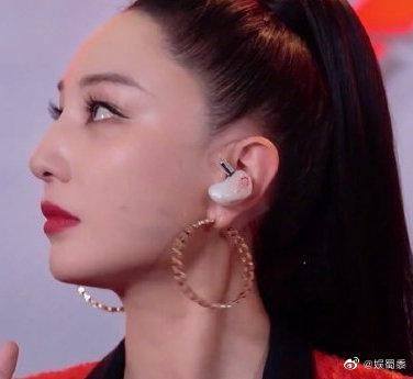  真假|“静静子亲了邓希怡脸都黑了”香奈儿黑管唇膏真假辨别