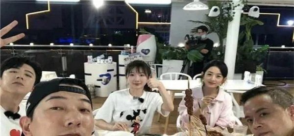  来到|站惯了C位的杨超越, 来到《中餐厅》后竟被排挤到最边? 咖位高低一目了然!