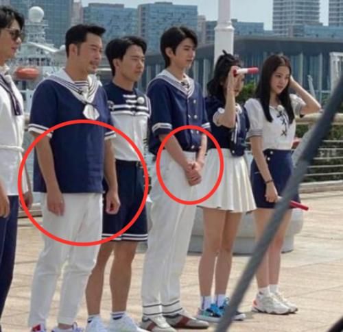  细节|吴宣仪穿短裙录《跑男》，蔡徐坤手中细节引注意，真实人品藏不住