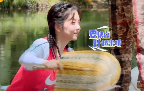  程度|张新成烤串手被火燎起泡了，谭松韵的做法，暴露两人亲密程度！