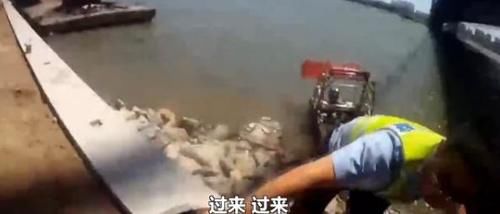 该男子|男子打赏女主播十几万，联系不上竟情急跳桥，结果反悔自己游回来