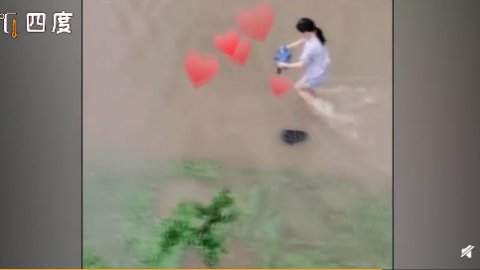 垃圾|好样的！小女孩积水中捡垃圾