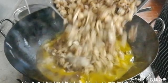 下入锅中|淮扬菜大厨改良员工餐将香菇烧鸡这么做,鲜香微辣,开胃下饭