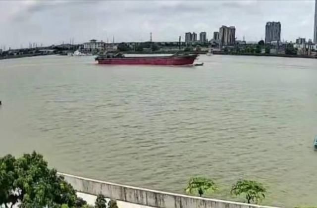  水道|广州莲花山水道小船被撞沉两人落水，一女子获救！救人者讲述经过