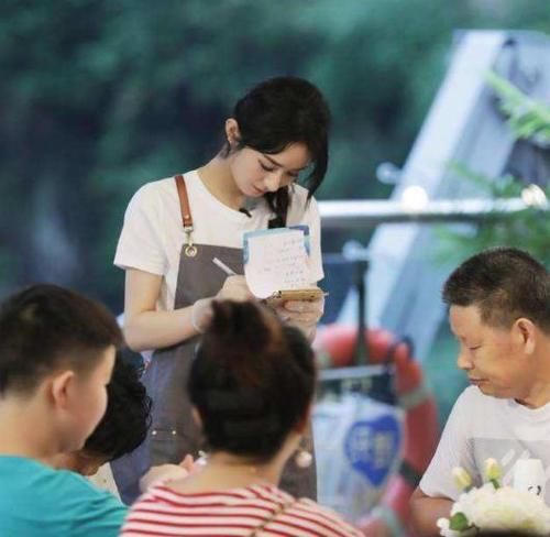  赵丽颖|《中餐厅》赵丽颖情绪问题剪辑背锅？看破不说破才是真正爱她