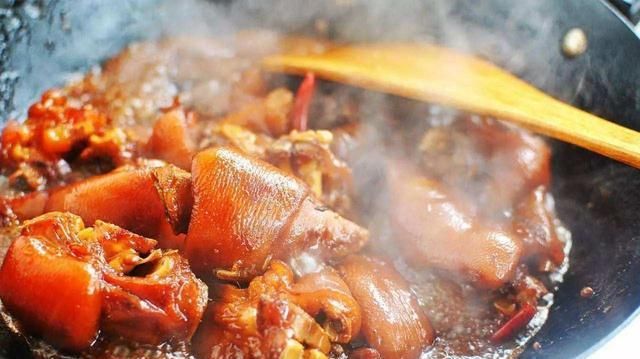 红烧|酱香浓郁酥软脱骨 满满胶原蛋白入口即化 美容菜红烧猪蹄别错过