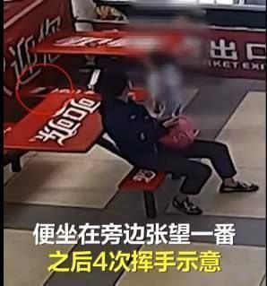 挥手|妈妈挥手4次叫宝宝偷捡手机,是偷,还只是捡,网友吵翻