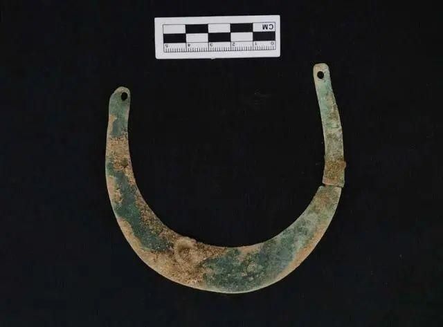  重建|一中学重建足球场，发现3000㎡古墓，单坑19颗头骨