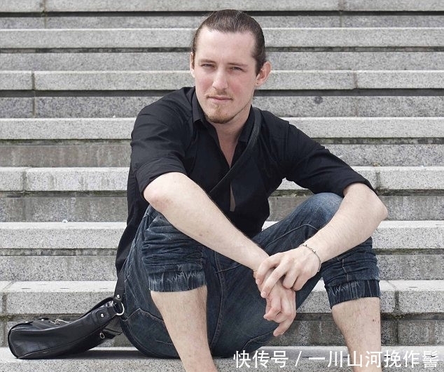 行乞|男子自制硅胶人像，山寨“女王”行乞，没想到路人纷纷慷慨给钱！