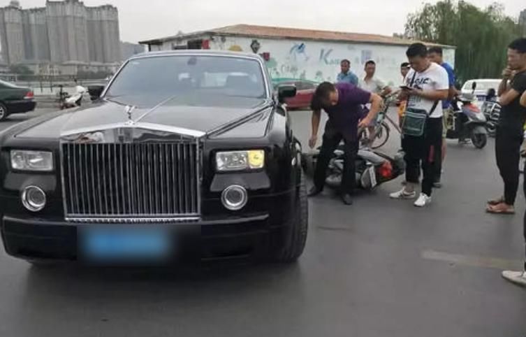  小哥|送外卖撞上劳斯莱斯，外卖小哥崩溃大哭，女司机下车后微微一笑