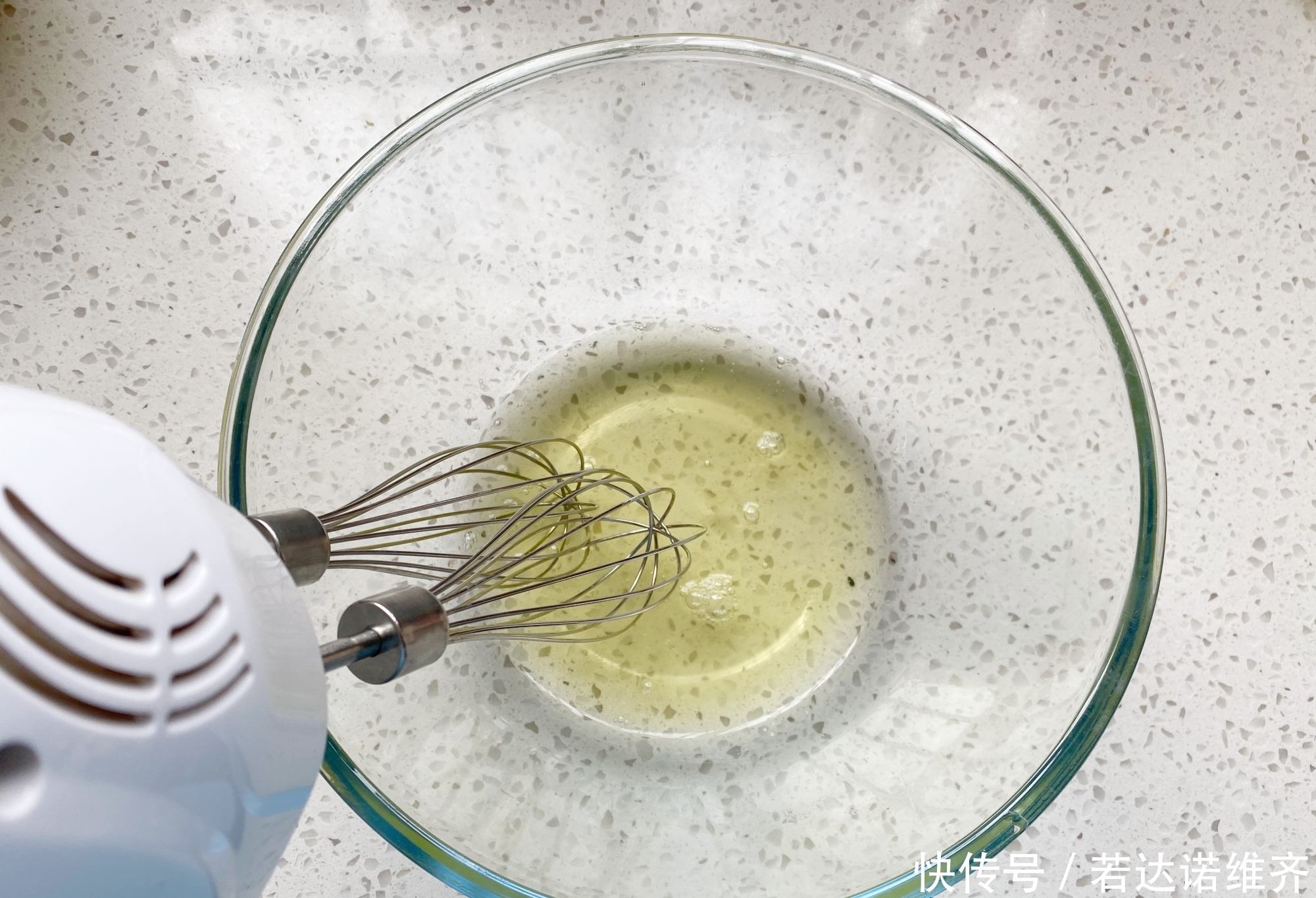 柔软|蛋糕卷最详细的教程,操作方便易成功,细腻柔软怎么卷都不裂