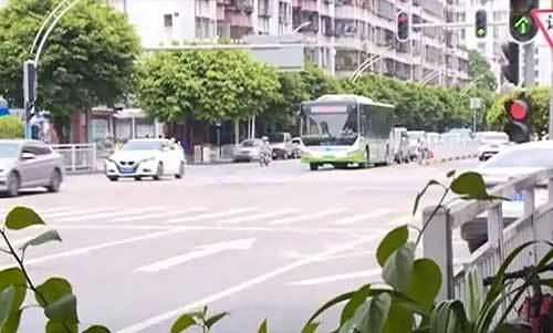 摩托|男子骑摩托违规占用车道，被鸣笛后竟然掏出一米长刀