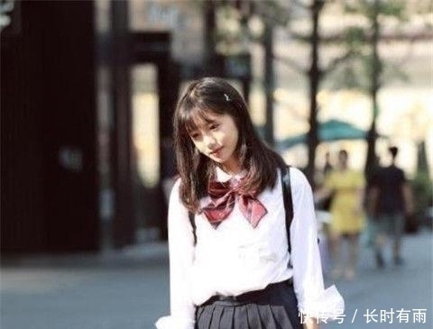 散发|气质的街拍:美女肤白貌美,散发迷人气质