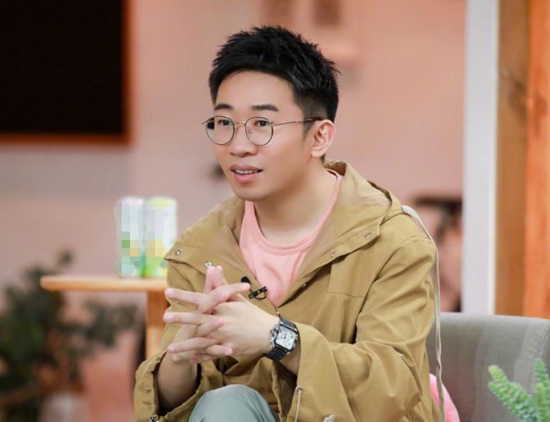 吃醋|沈梦辰晒大腿伤痕,第一个回复的却不是男友,不怕杜海涛吃醋吗?