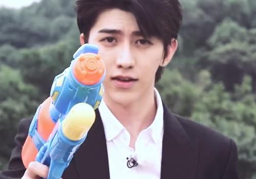  奔跑|奔跑吧：郑恺再次被新人撕掉名牌，看清是谁后，这届后浪有点厉害