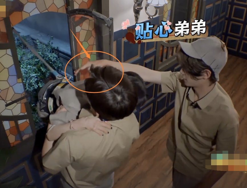  窗户|邓伦把杨幂从窗口抱出，我却注意一旁黄明昊的手，男生都该学习