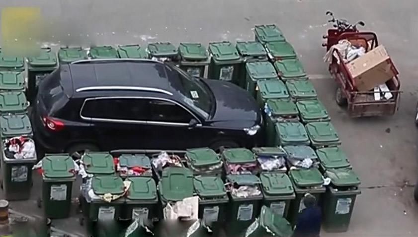  垃圾堆|车停小区门口6天没挪，车身变成“垃圾堆”，女车主看到爱车哭了