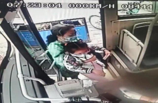 老人|老人带脚伤孩子乘车不便，公交女司机的一抱温暖了车厢