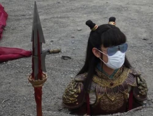  水上|蒋依依生理期坚持录跑男？遇水上游戏时，一旁郑恺的反应才是亮点