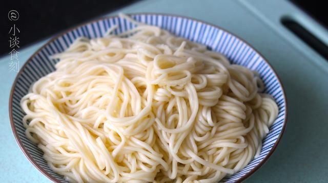  面馆|煮面条时, 开水下锅还是冷水下锅, 面馆老板透露一招, 省时还劲道