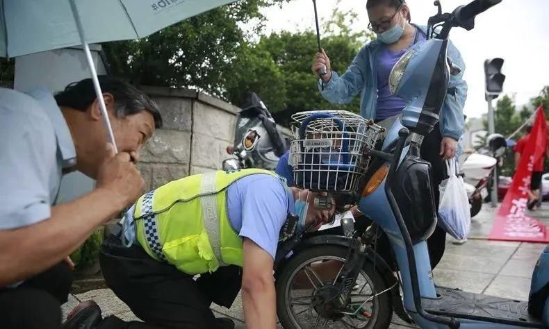  电动|一致好评丨招远交警冒雨走上街头帮电动自行车上牌!