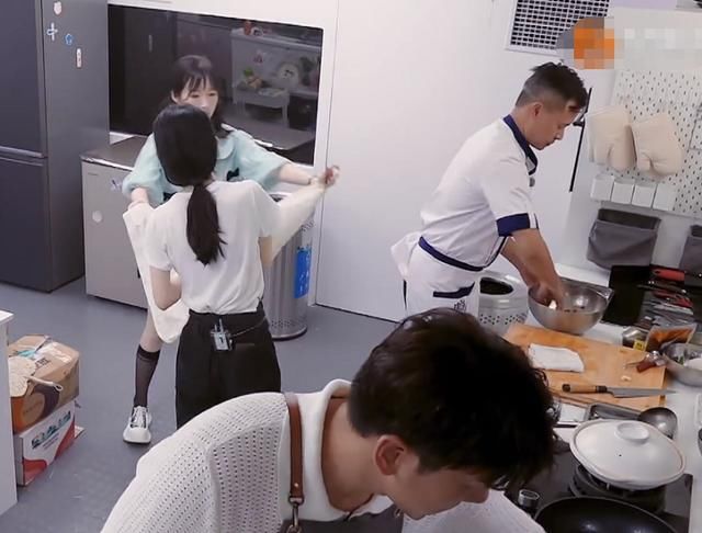  中餐厅|《中餐厅4》首播，赵丽颖学切牛肉，看到李浩菲的举动也太暖心了