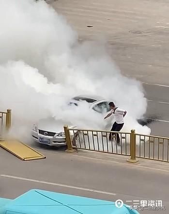  被困|车撞护栏直冒白烟，司机昏迷被困，3名热心市民冲上去施救