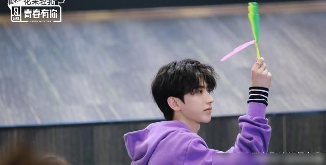  水面|训练室的《青春有你2》六首歌的表演结束了，实力选手浮出水面