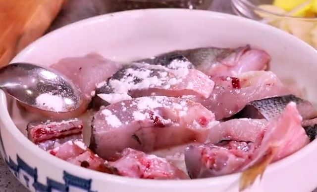 看着|清蒸鲈鱼吃腻了,不如换个口味,香辣爽口,看着都过瘾~