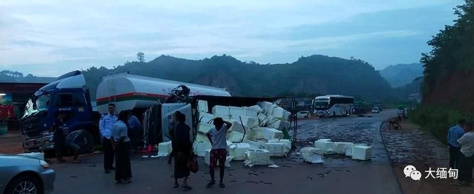  逃亡|黄鳝“大逃亡”！缅甸腊戌有一辆运输黄鳝的车辆出车祸